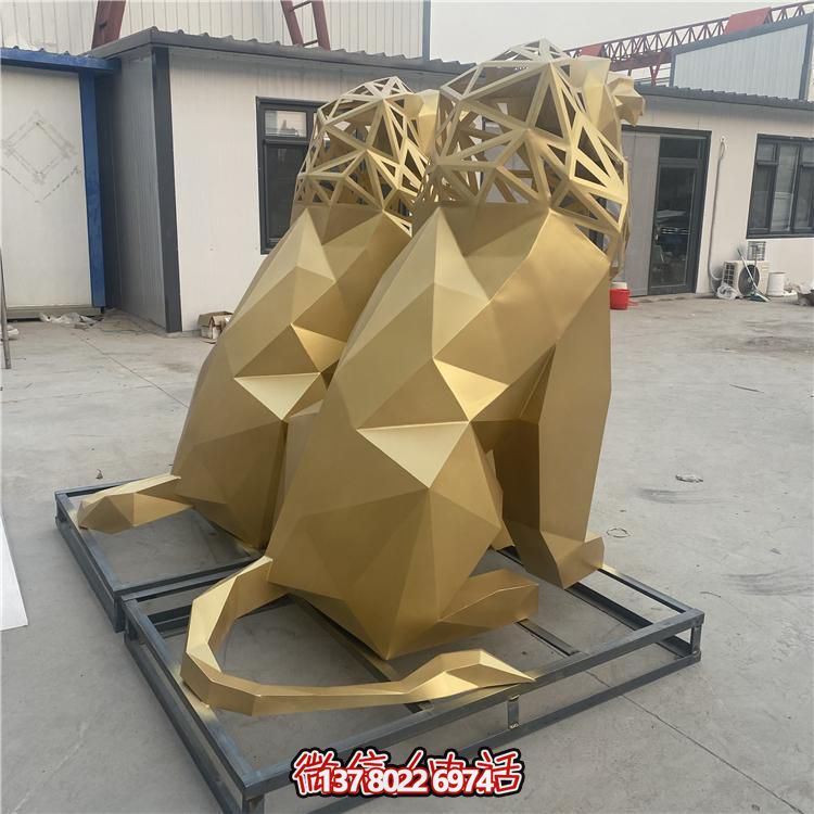 景点户外摆放一对喷金玻璃钢抽象几何切面镂空狮子博鱼平台