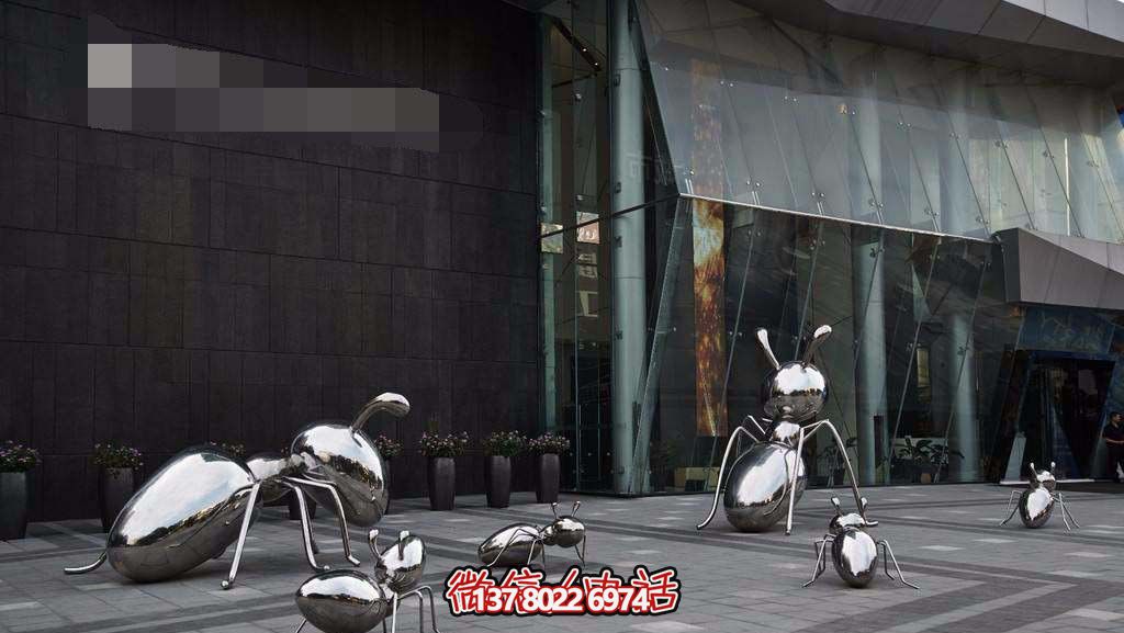 商场店铺门口一群抛光不锈钢蚂蚁博鱼平台