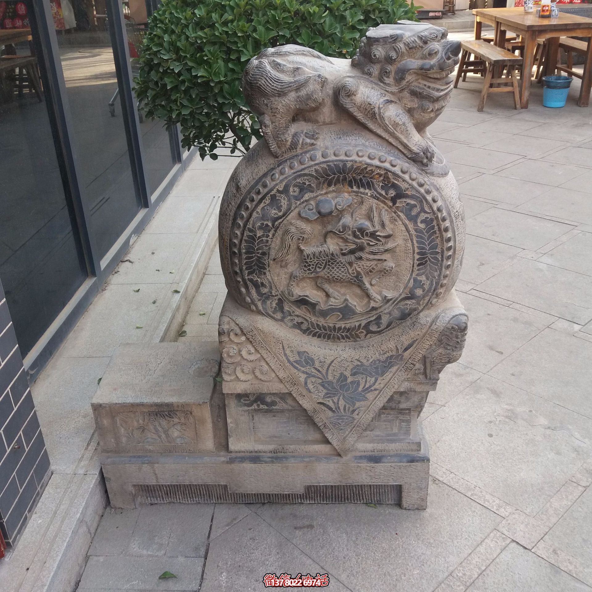 庭院酒店晚霞红石雕貔貅趴在石鼓上的户外景观貔貅博鱼平台