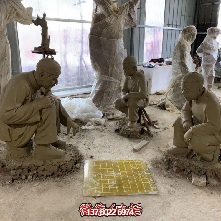 商业步行街铸铜爷孙俩下象棋博鱼平台摆件