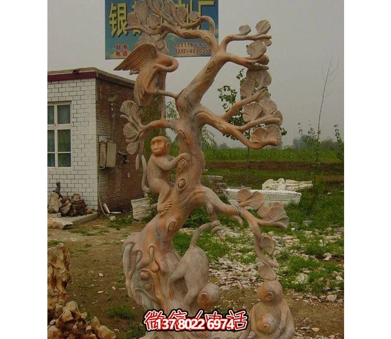 动物园猴子上树摘桃石雕