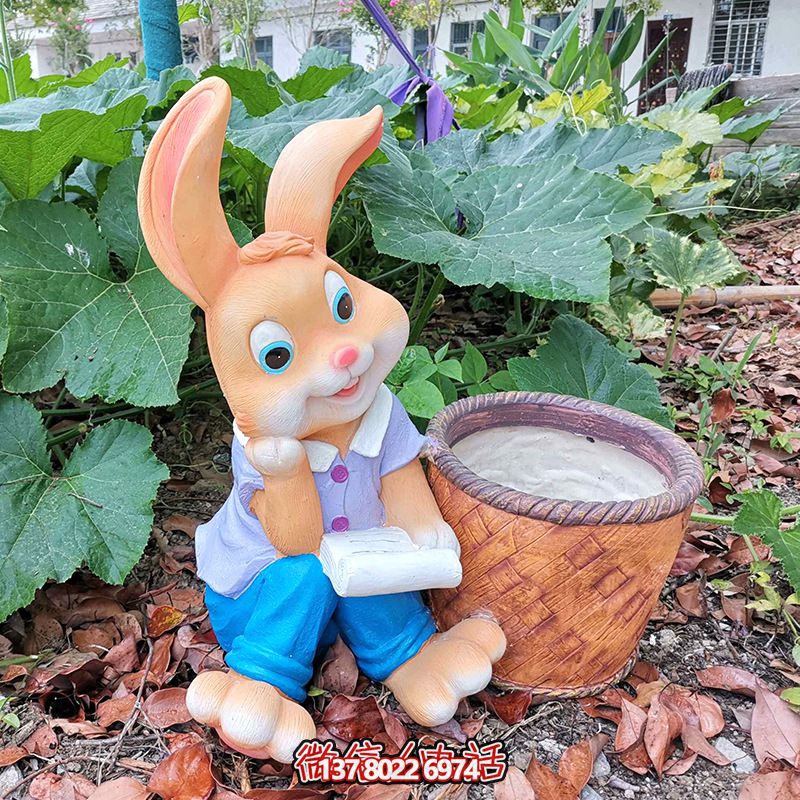 图书馆一只写作的玻璃钢兔子博鱼平台