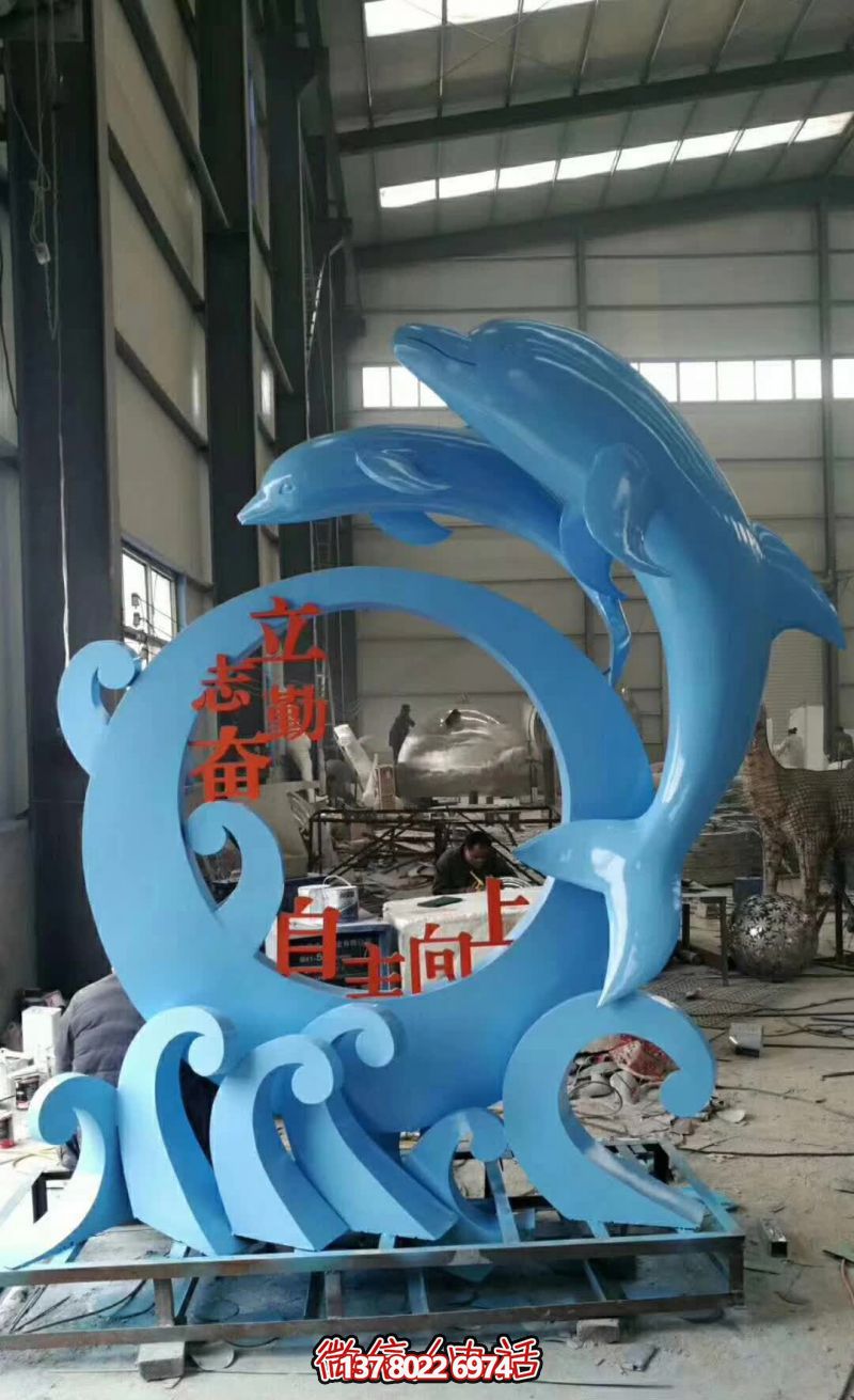 校园两只蓝色带字的不锈钢海豚博鱼平台