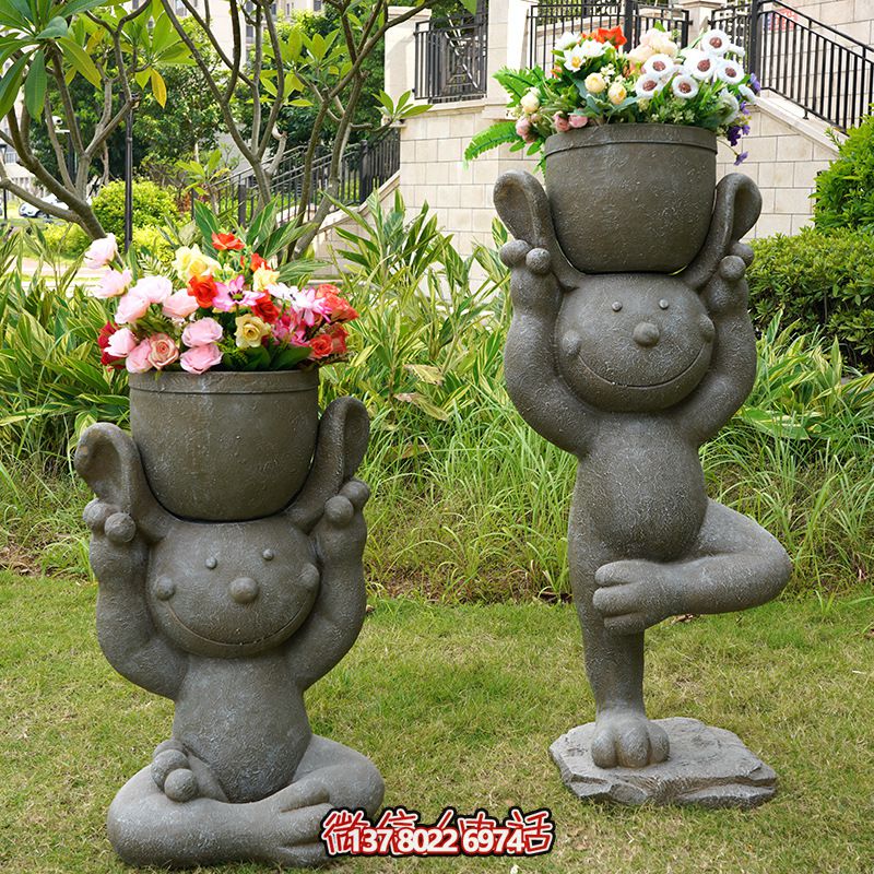 公园草坪大理石石雕头顶花盆的兔子博鱼平台