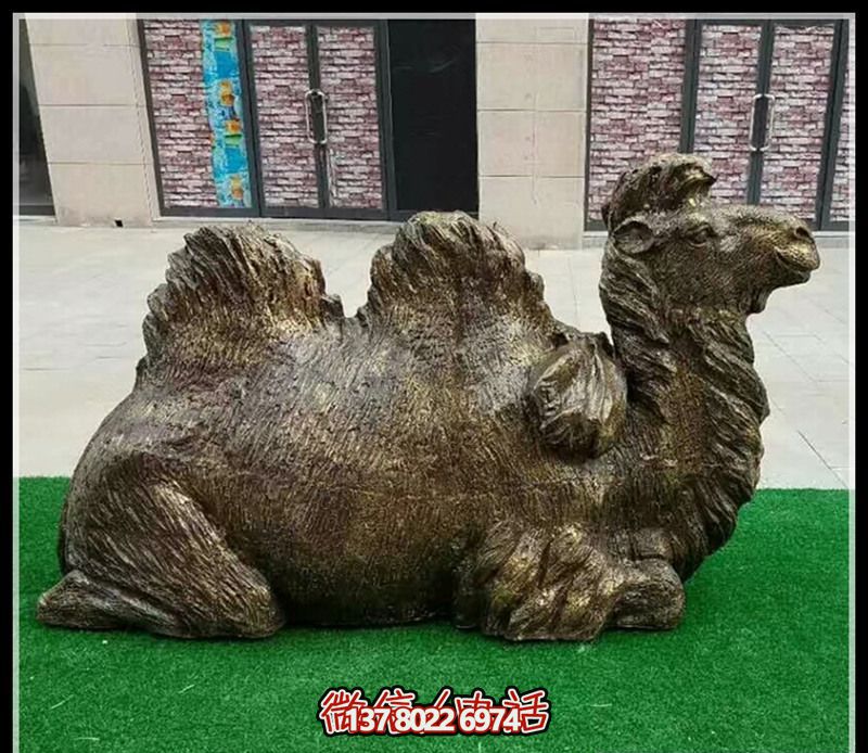 公园里摆放的一只铜色的玻璃钢喷漆骆驼博鱼平台