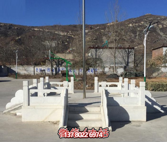 学院摆放汉白玉升旗台石雕