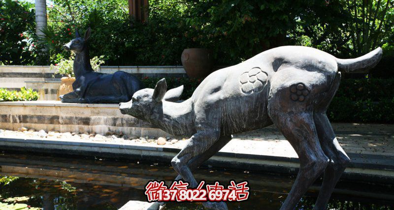 公园池塘中的大理石石雕鹿博鱼平台