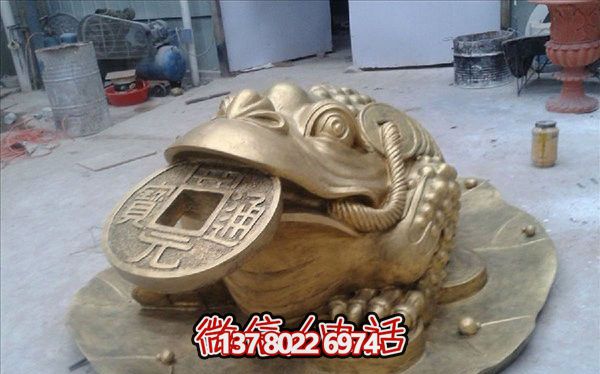 公园园林摆放的玻璃钢喷漆金蟾博鱼平台