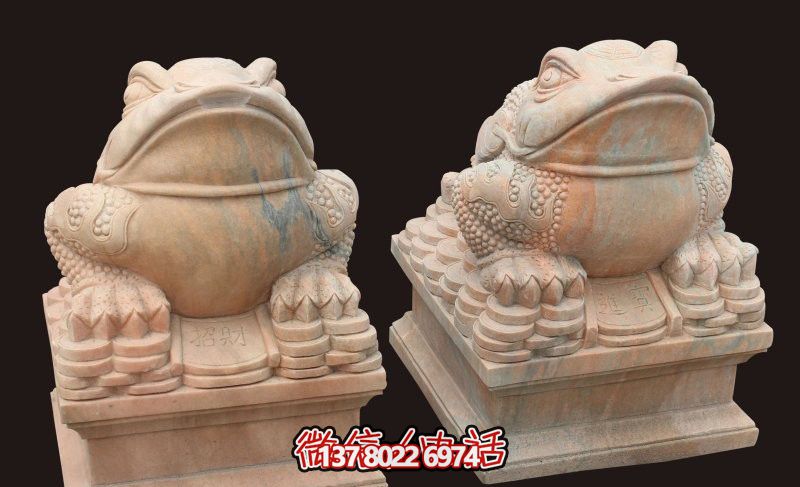 庭院里摆放的两只花岗岩石雕仿真金蟾博鱼平台