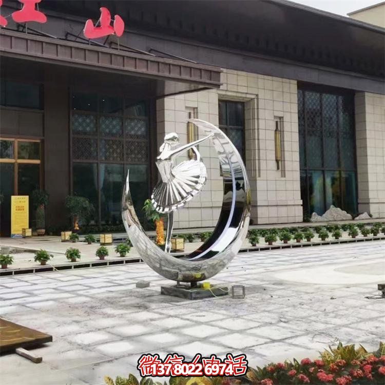 饭店门口月亮上跳芭蕾舞的不锈钢镜面人物博鱼平台