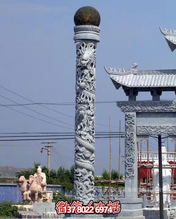 龙形浮雕的学院广场摆放龙柱博鱼平台